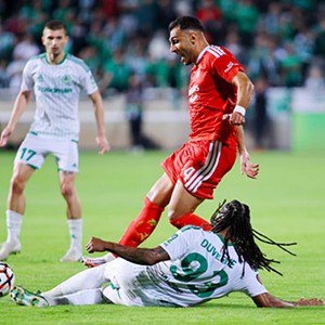Pavlidis em duelo com Duverne. Foto: EPA/KOSTAKIS SAVVIDES (Omonia-Benfica)