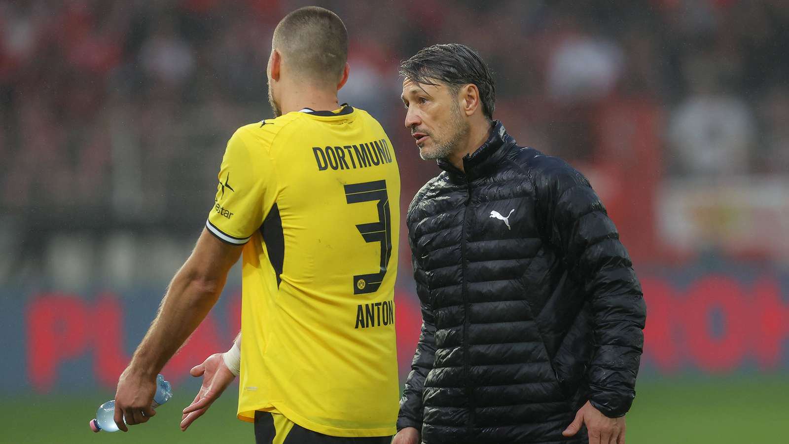 Waldemar Anton (l.) diskutiert nach dem Schlusspfiff bei Union Berlin mit BVB-Trainer Niko Kovac.