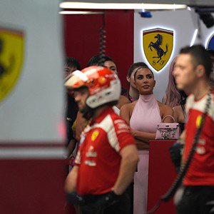 Singapura: Kim Kardashian apoia o namorado em mais uma corrida - A socialite Kim Kardashian esteve presente na primeira corrida do Grande Pr￩mio de Singapura, este s￡bado, 10 de outubro, onde apoiou o seu namorado, Lewis Hamilton, na pista da Ferrari. 