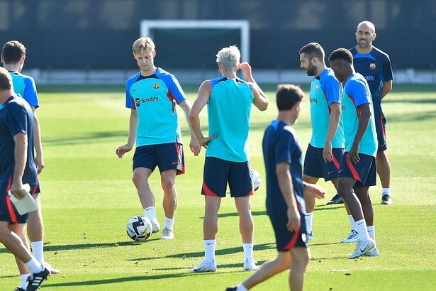 Frenkie De Jong remains a Barcelona player for now