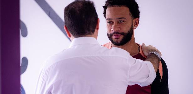 Corinthians Fans Demand Memphis Depay Exit and Marcelo Paz Departure