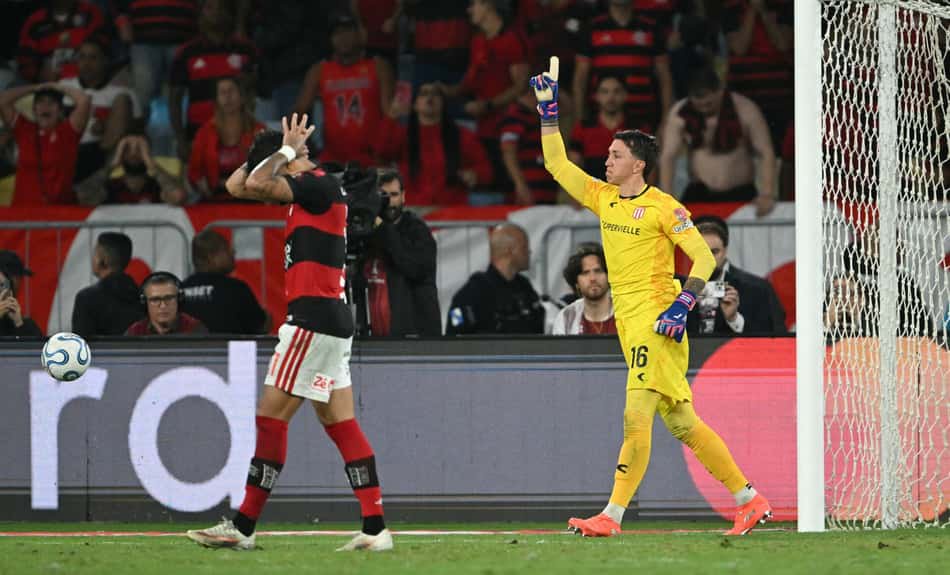 Muslera comemora penaltis defendidos em Flamengo x Estudiantes