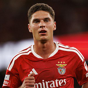 Sudakov - Confira aquelas que devem ser as escolhas iniciais de Marco Silva para a rece￧￣o do Benfica ao Vit￳ria SC, relativa ￠ 8.ﾪ jornada da I Liga, agendada para as 18h00 deste domingo. 