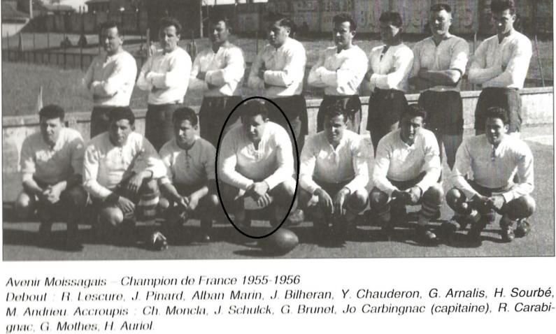 L'équipe de Moissac championne de France de 3e division en 1955-1956. Jo Carabignac, accroupi au centre de la photo (encerclé).