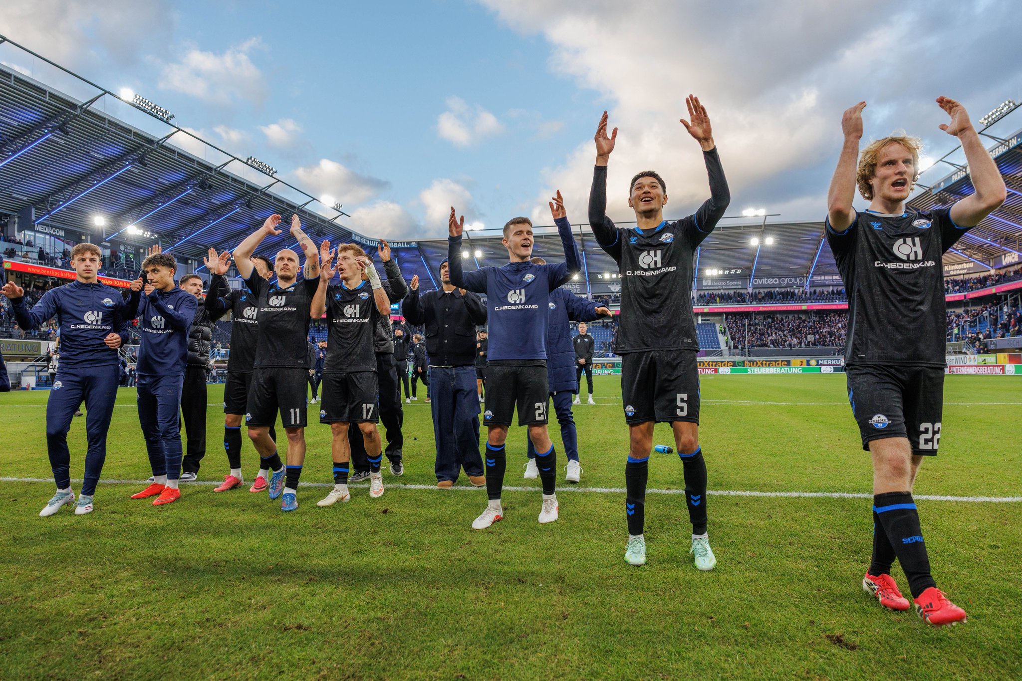 Die Paderborner Spieler feiern den Sieg  gegen den HSV.