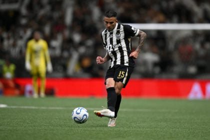 Emprestado ao Atlético, volante abre o jogo sobre futuro no clube: “Quero ficar”