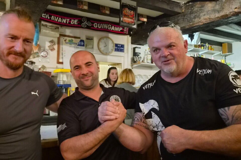 Didier, à droite, fier de ses tatouages polynésiens.