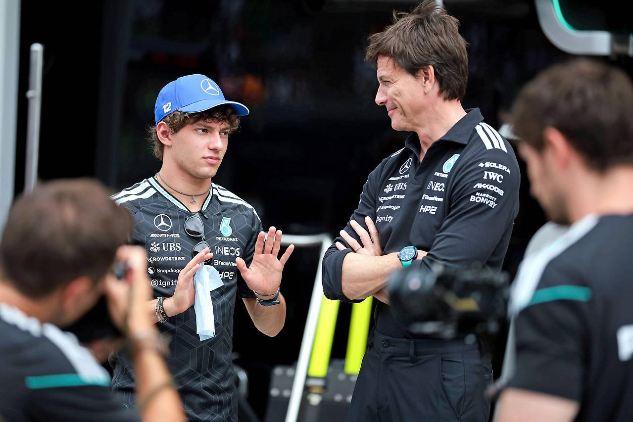 Formel-1-Fahrer Kimi Antonelli (Mercedes) und Teamchef Toto Wolff