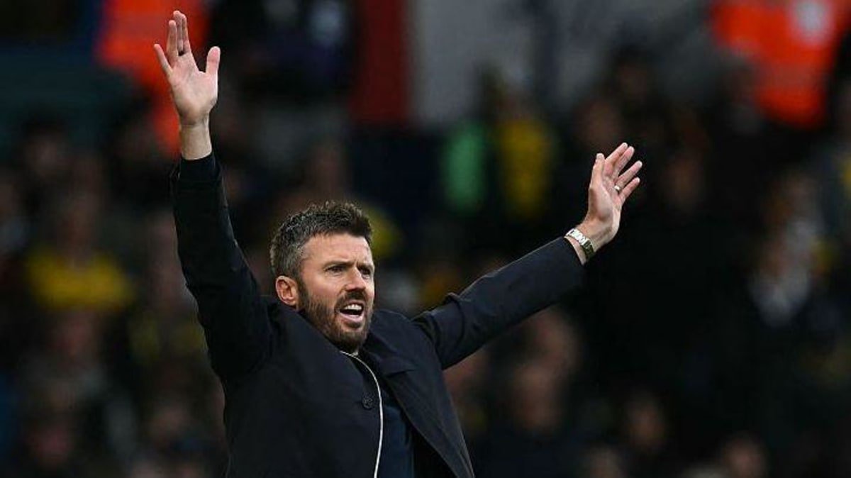 Michael Carrick reacting on the touchline against Leeds United