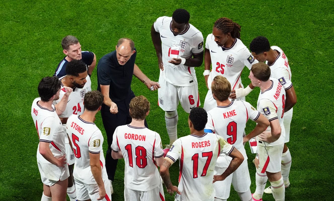Der englische Nationaltrainer Thomas Tuchel im Gespräch mit seinen Spielern bei der WM 2026