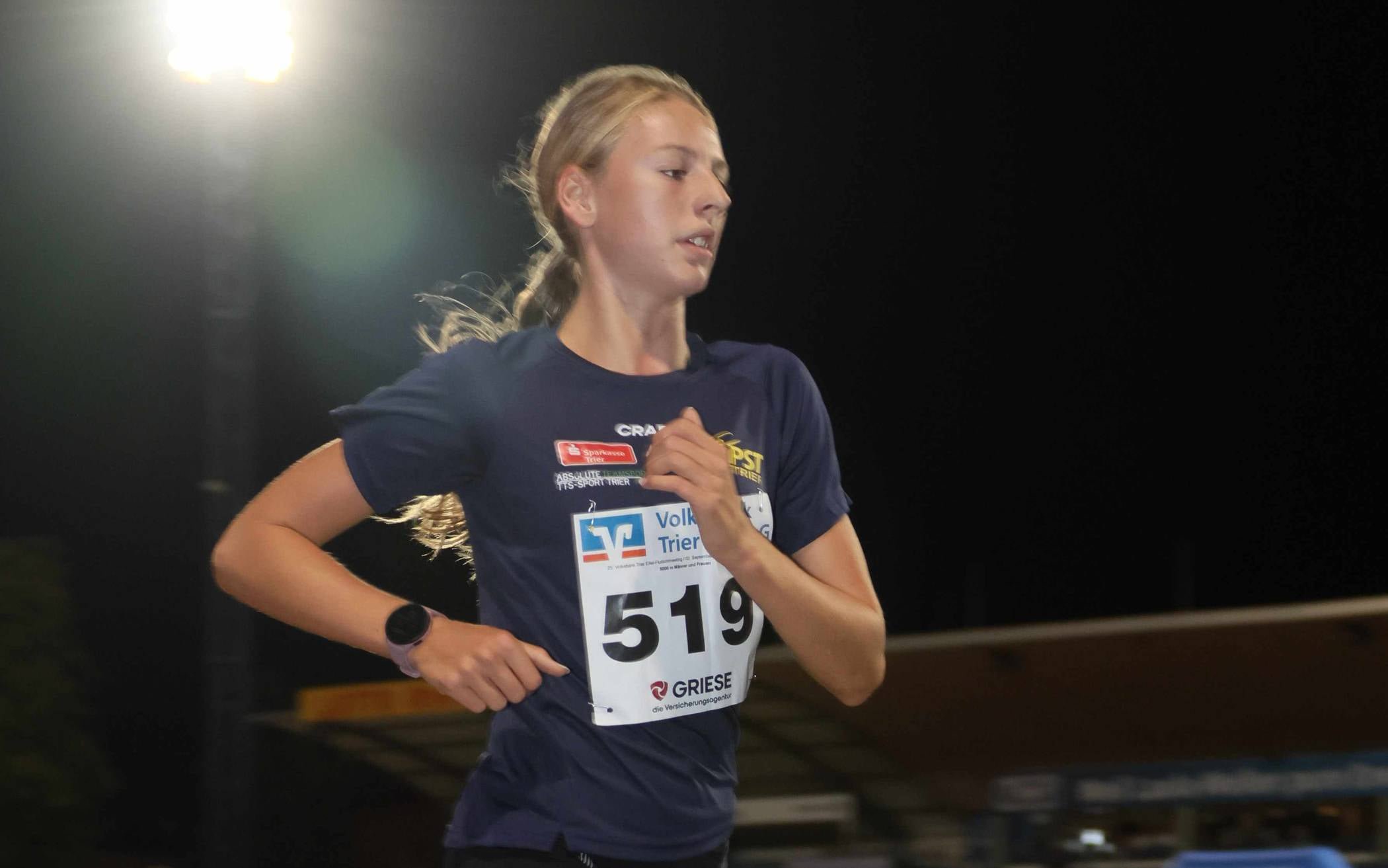 Emie Vandenbussche, die Mittlere der drei Vandenbussche-Töchter, hat bei der Xterra-WM die Bronzemedaille gewonnen und möchte sich noch nicht zwischen Triathlon und Laufsport entscheiden.  