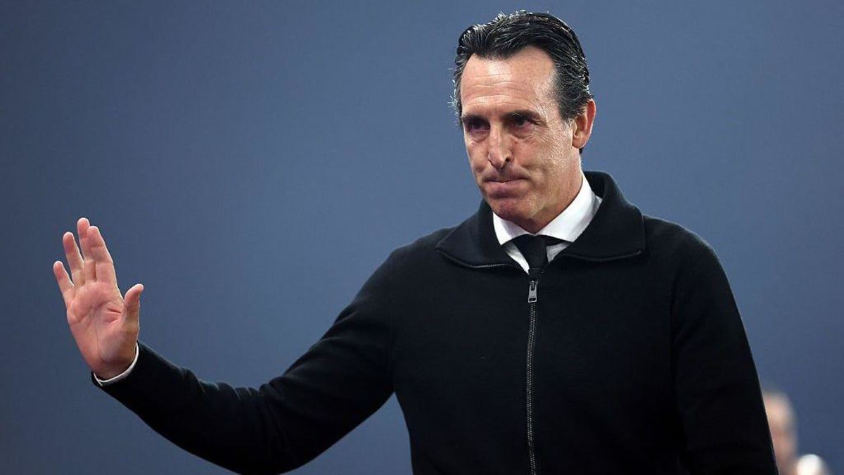 Aston Villa boss Unai Emery acknowledges the fans