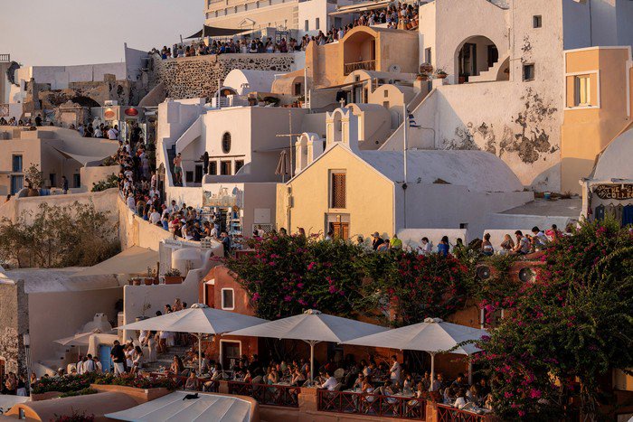 Tourists wait to view Santorini’s famed sunset, on Santorini, Greece, July 25, 2024. REUTERS/Alkis Konstantinidis