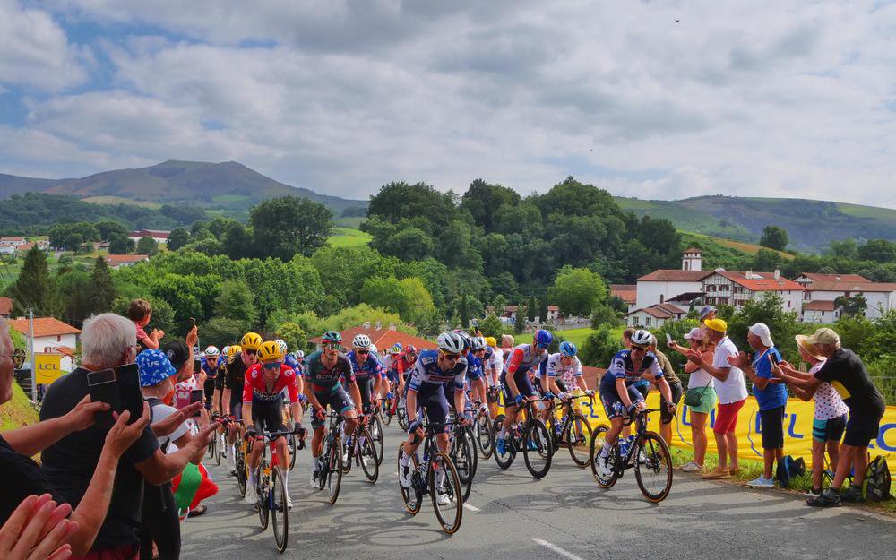 En images : avant Hasparren en 2027, retour sur les dernières venues du Tour de France au Pays basque