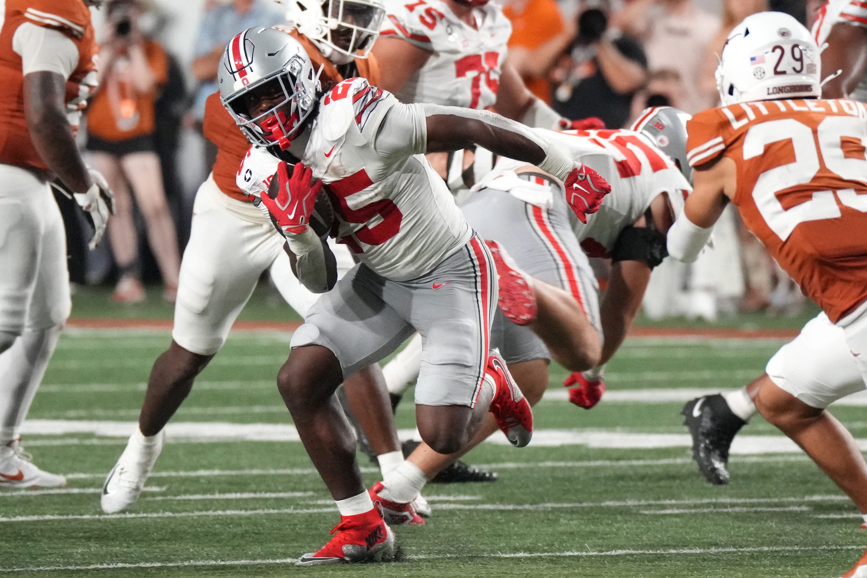 Ohio State Buckeyes running back Bo Jackson (25) runs against the Texas Longhorns.
