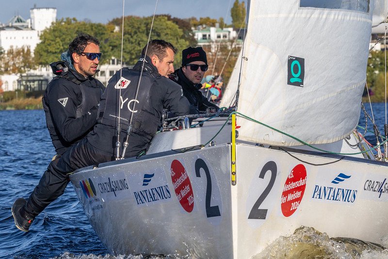 Die 505er-Weltmeister Jan-Philipp Hoffmann und Felix Brockerhoff mit Nils-Henning Hoffmann bei der 45. Meisterschaft der Meister 2026 auf der Hamburger Außenalster