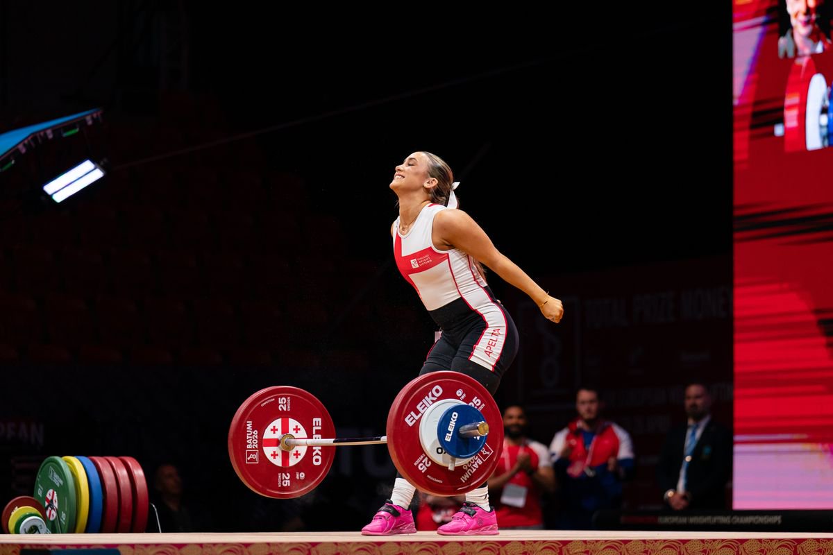 Amelie Pelta celebrates a successful lift