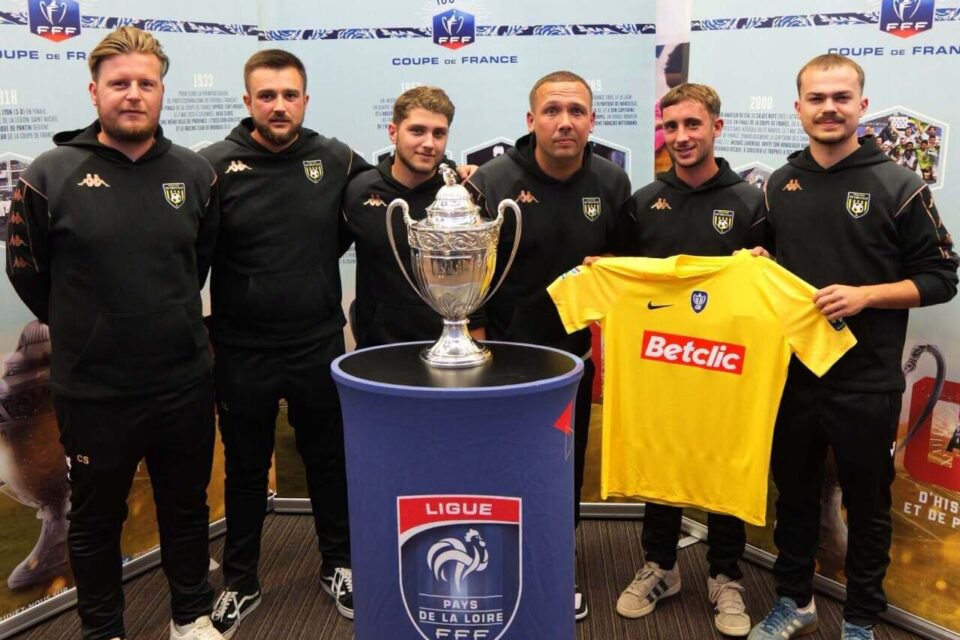 Kevin Lecomte (ici 4ème en partant de la gauche) est à la tête d'un club hautement familial. Crédit Photo : Ligue des Pays de la Loire de foot.