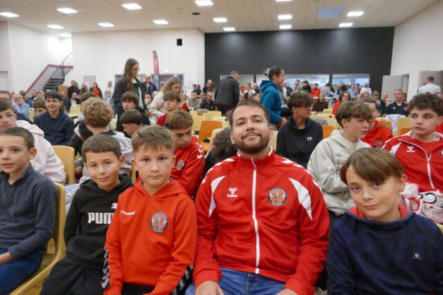 Le nouveau coach, Matthéo Semur, parmi les jeunes du club. (© La Gazette du Centre Morbihan)
