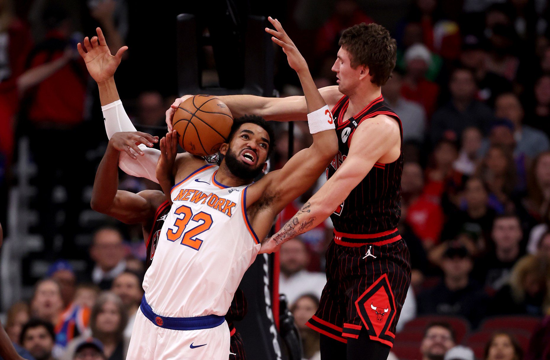 New York Knicks center/forward Karl-Anthony Towns (32) and Chicago Bulls forward Matas Buzelis (14) fight for a loose ball in the first half of a game at the United Center in Chicago on Oct. 28, 2026. (Chris Sweda/Chicago Tribune)
