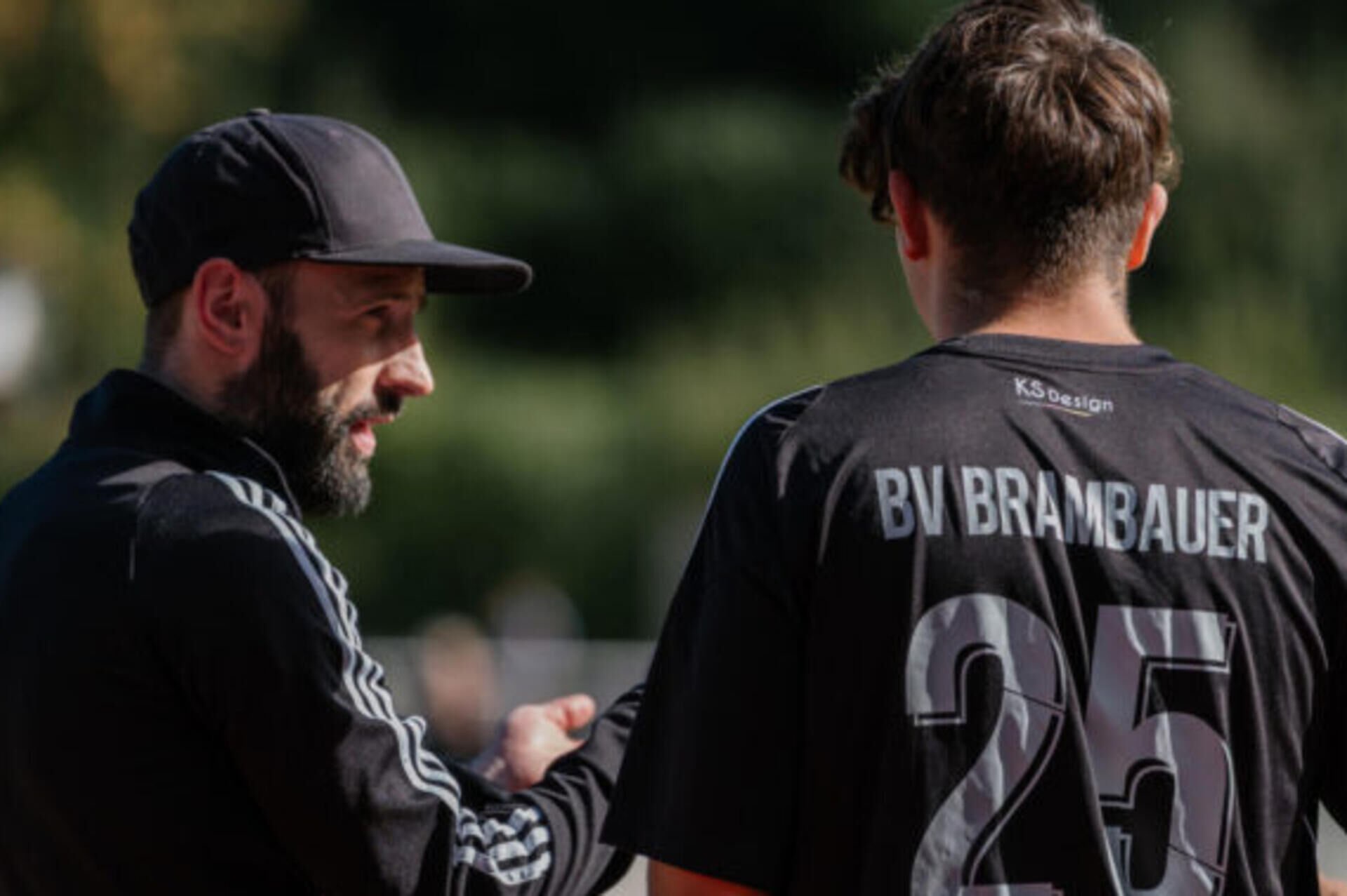 David Sawatzki und ein Spieler an der Seitenlinie 