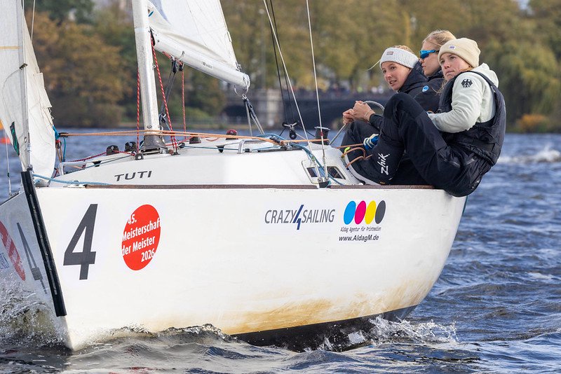 Die 49erFX-Crew mit Marla Bergmann, Hanna Wille und Svea Wrede bei der 45. Meisterschaft der Meister 2026 auf der Hamburger Außenalster.