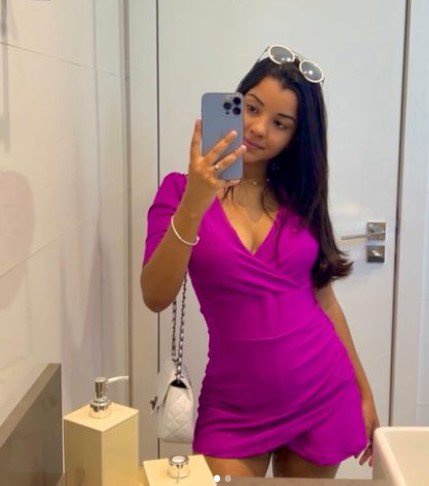 Foto colorida de Ary Meirelle, namorada de João Gomes