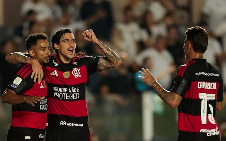 Danilo e abraçado por Pedro ao fazer o primeiro gol do Flamengo sobre o Santos