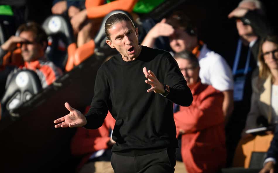 Filipe Luís, técnico brasileiro do Monaco, acompanha partida contra o Lorient pelo Campeonato Francês.