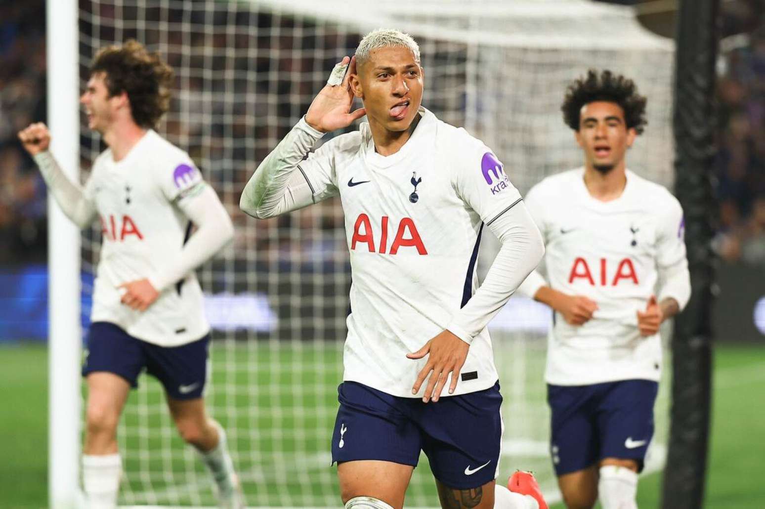 Richarlison em ação pelo Tottenham –