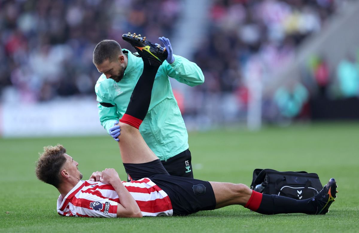 Thomas Meunier receives treatment