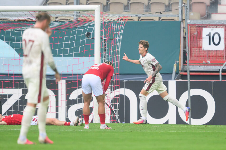 Der FC Augsburg setzte sich in der 1. Runde gegen Energie Cottbus durch.