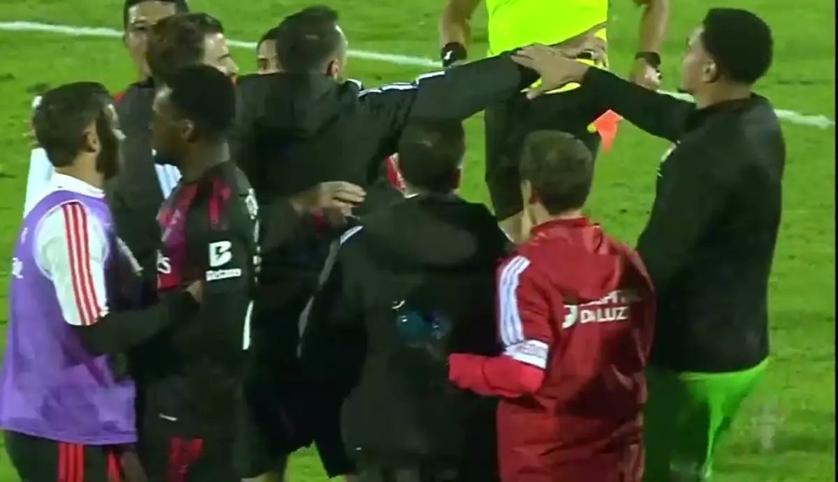 Confusão no final do Santa Clara-Benfica