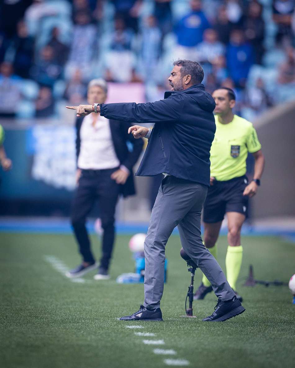 Artur Jorge aponta na Arena do Grêmio durante partida de futebol.