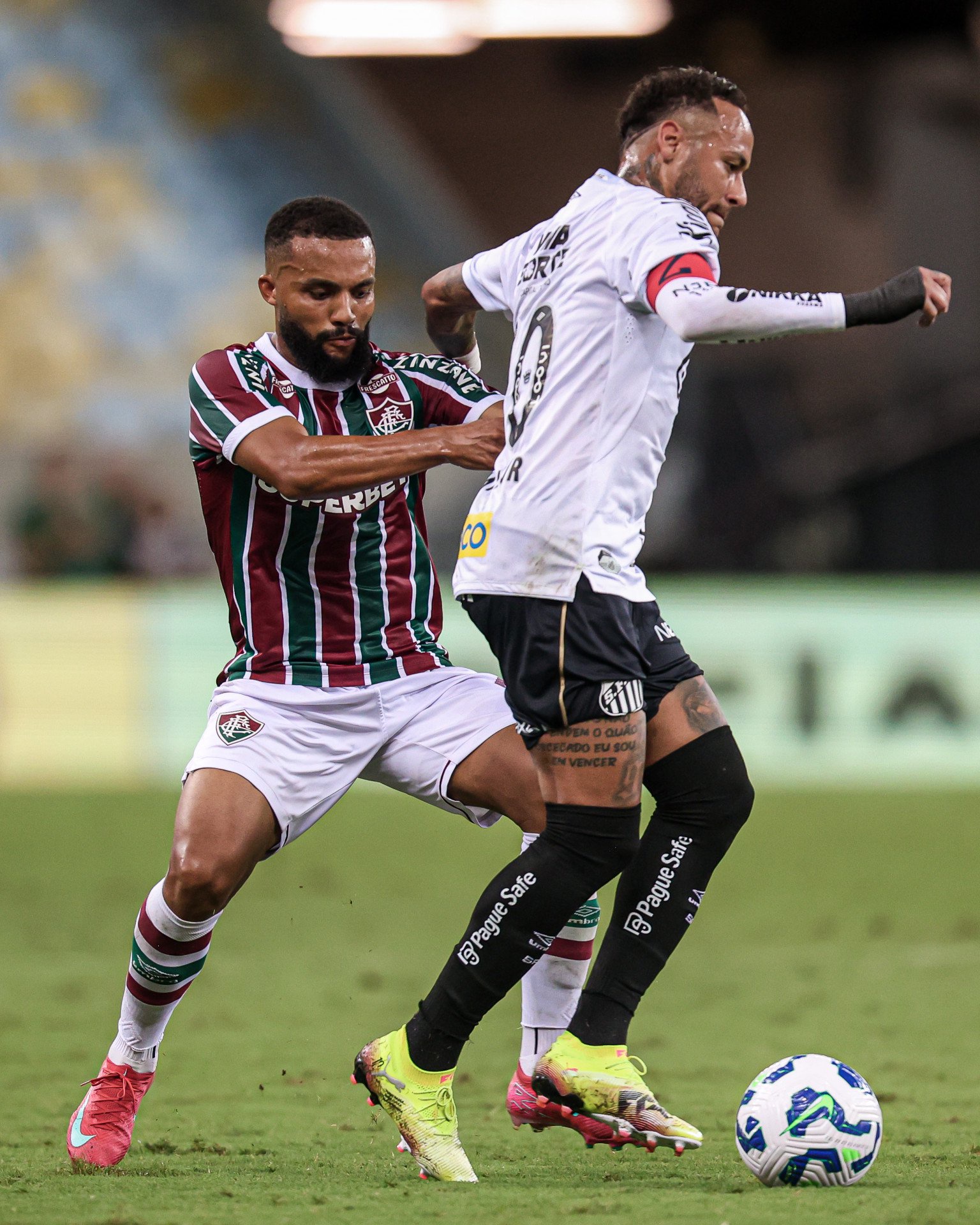 Samuel Xavier e Neymar tiveram mais um capítulo de embate no último Fluminense e Santos no Maracanã