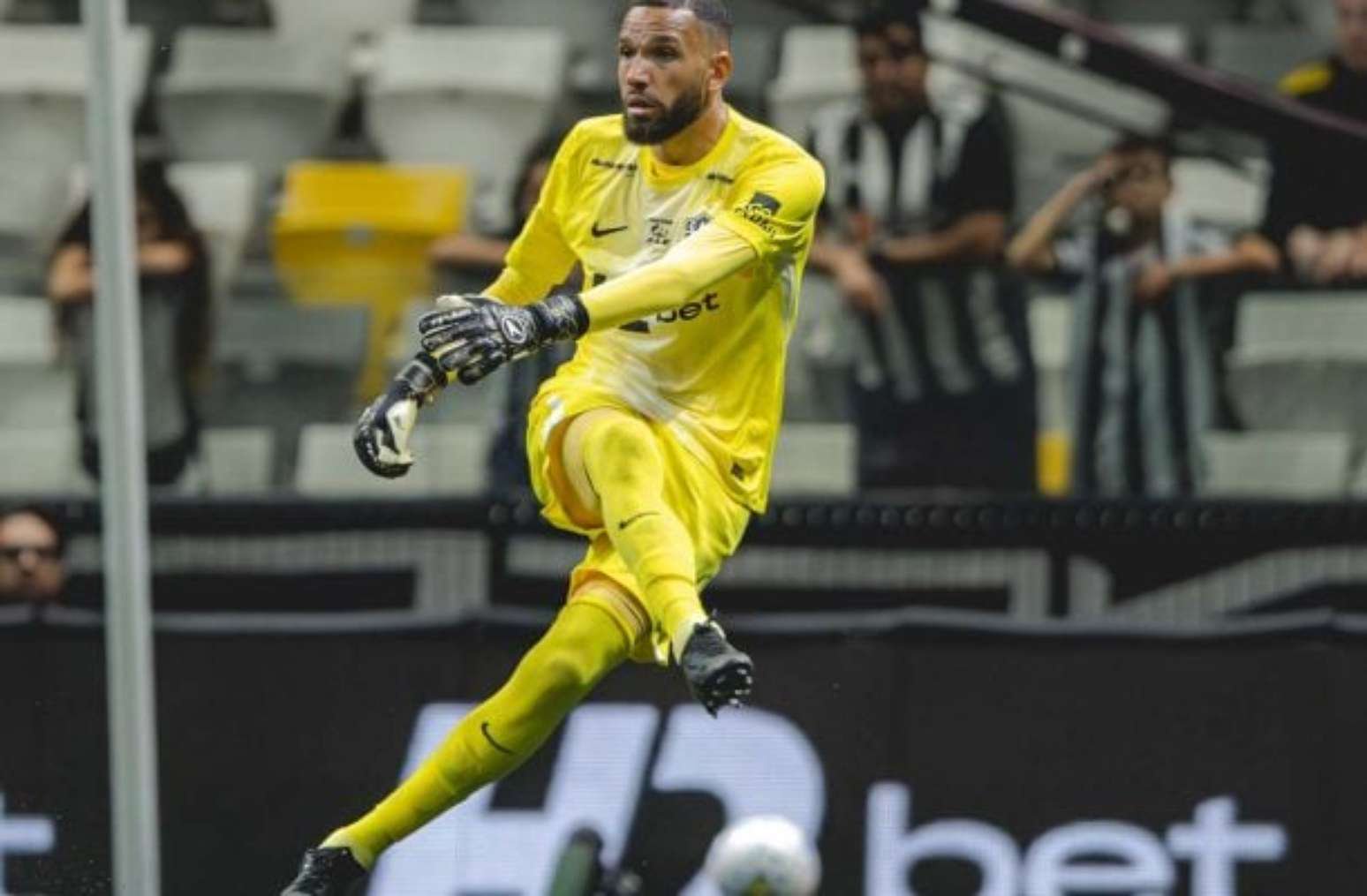 Everson ao lado de Gabriel Delfim, jovem goleiro do Galo –