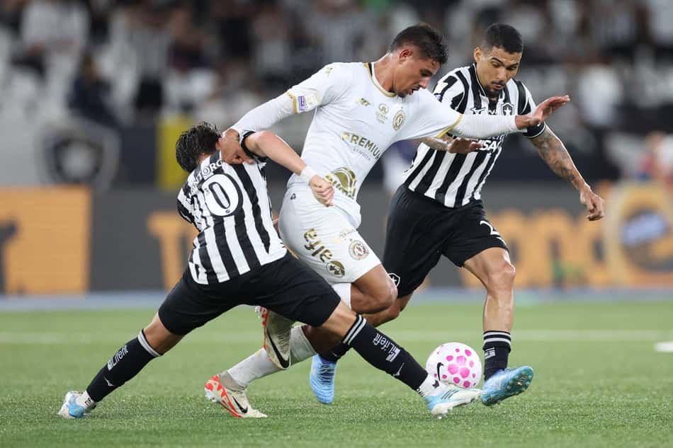 Allan (à direita) voltou a receber oportunidade no Botafogo