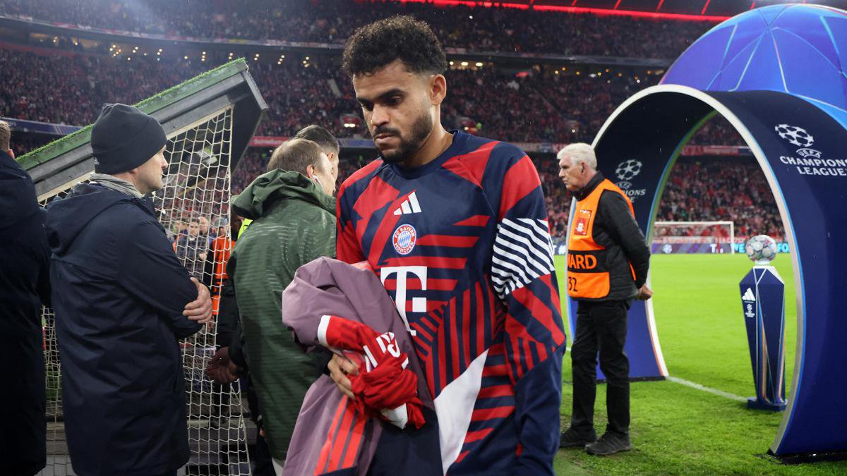 Luis Diaz in FC Bayern Aufwärmklamotten 2627