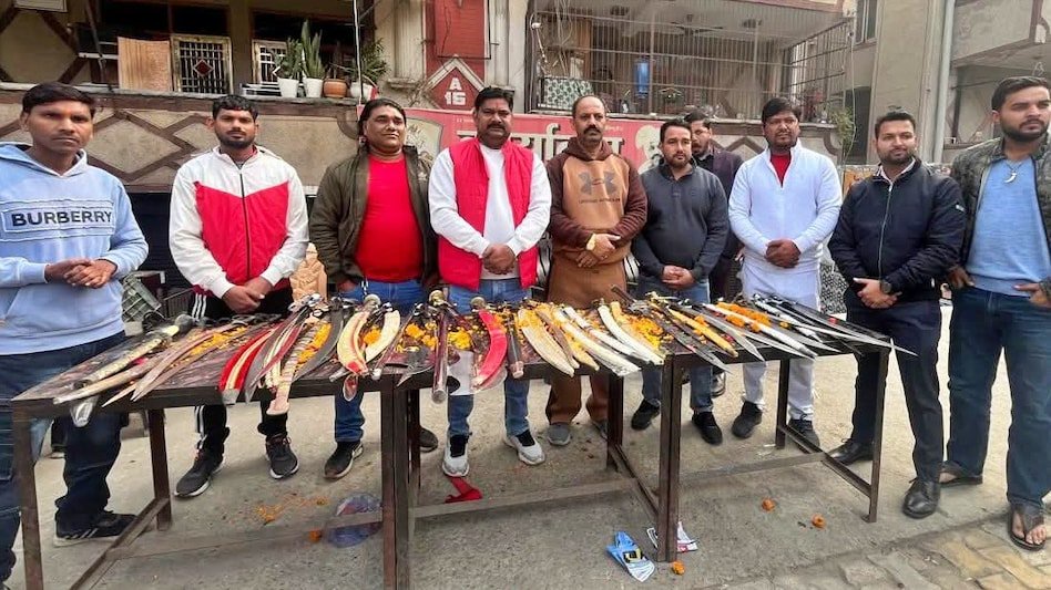 पिंकी चौधरी की अगुवाई में बांटी गई थीं तलवारें (Photo- Screengrab)