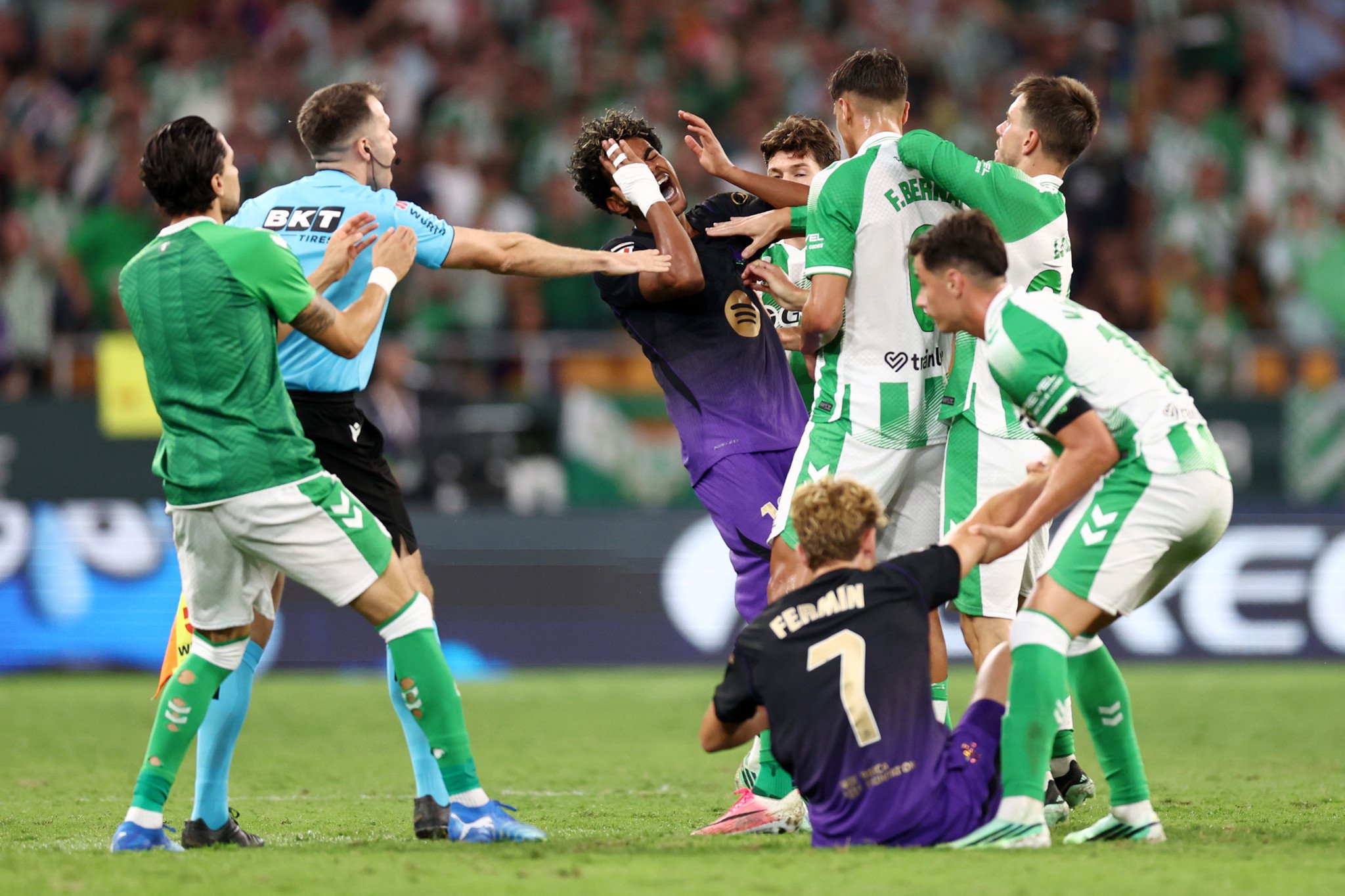 Facundo Bernal von Real Betis und Lamine Yamal vom FC Barcelona in einer Rudelbildung beim LaLiga-Spiel im Estadio La Cartuja in Sevilla.