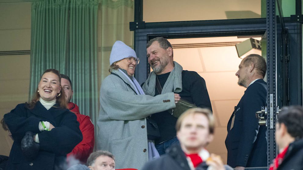 Steffen Baumgart mit Ehefrau Katja auf der Trbüne in Köln