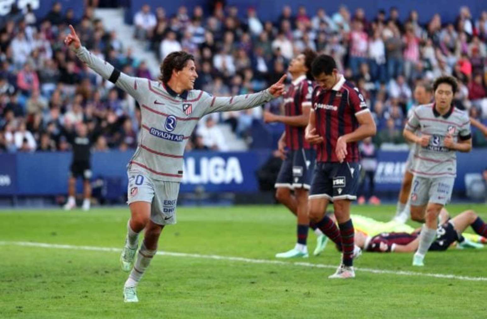 Mesmo sem ângulo, Grimaldo bateu e fez o primeiro gol do Atlético de Madrid contra o Levante –