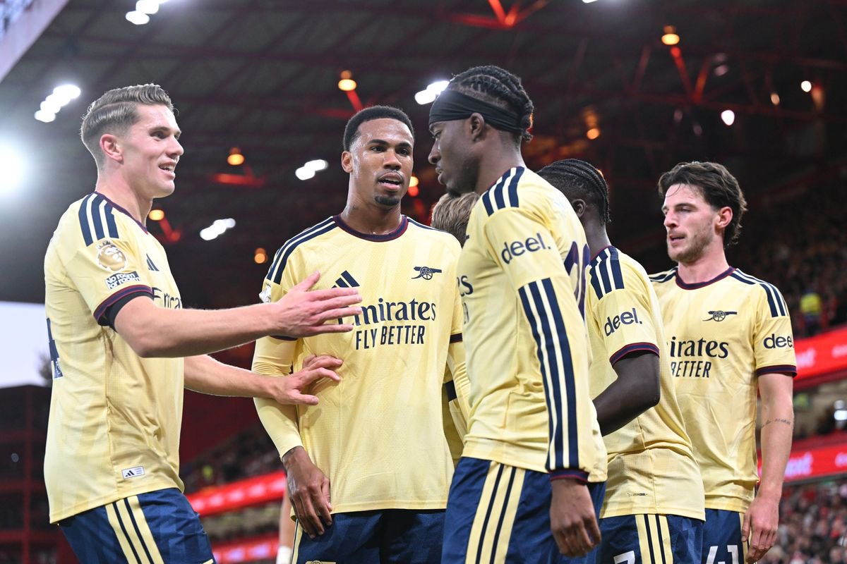 Noni Madueke celebrates scoring the Arsenal goal with (L) Viktor Gyokeres, (2ndL) Gabriel Magalhaes and (R) Declan Rice during the Premier League 2026/27 match between Nottingham Forest FC and Arsenal FC at City Ground on October 18, 2026 in Nottingham, England.