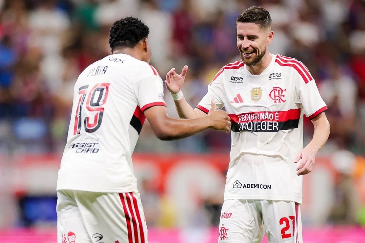 Flamengo vence Bahia e reassume liderança do Brasileirão