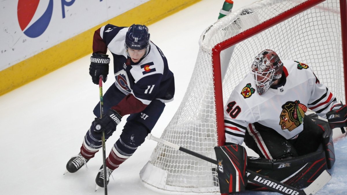 Eishockey: NHL, Colorado Avalanche - Chicago Blackhawks, Hauptrunde, Hauptrunde-Partien, 81. Spieltag. Matt Calvert (l) von den Colorado Avalanche führt am Tor von Chicagos Robin Lehner den Puck. (Foto)