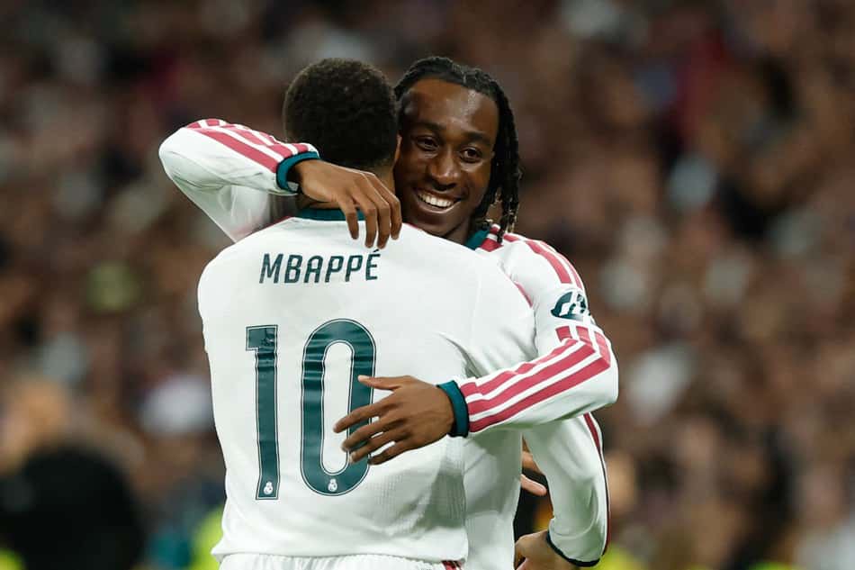 O atacante marfinense do Real Madrid, número 25, Yan Diomande (à direita), comemora o quarto gol de sua equipe com o atacante francês do Real Madrid, número 10, Kylian Mbappé, durante a partida da 3ª rodada da Liga dos Campeões da UEFA entre Real Madrid CF e RB Leipzig, no estádio Santiago Bernabéu, em Madri, em 21 de outubro de 2026. (Foto: Oscar Del Pozo / AFP)