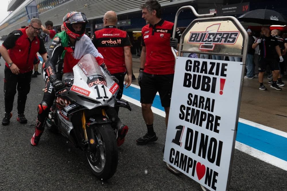 Nicolò Bulega égalise Troy Bayliss avec 52 victoires en Superbike lors d’un départ émouvant à Jerez.