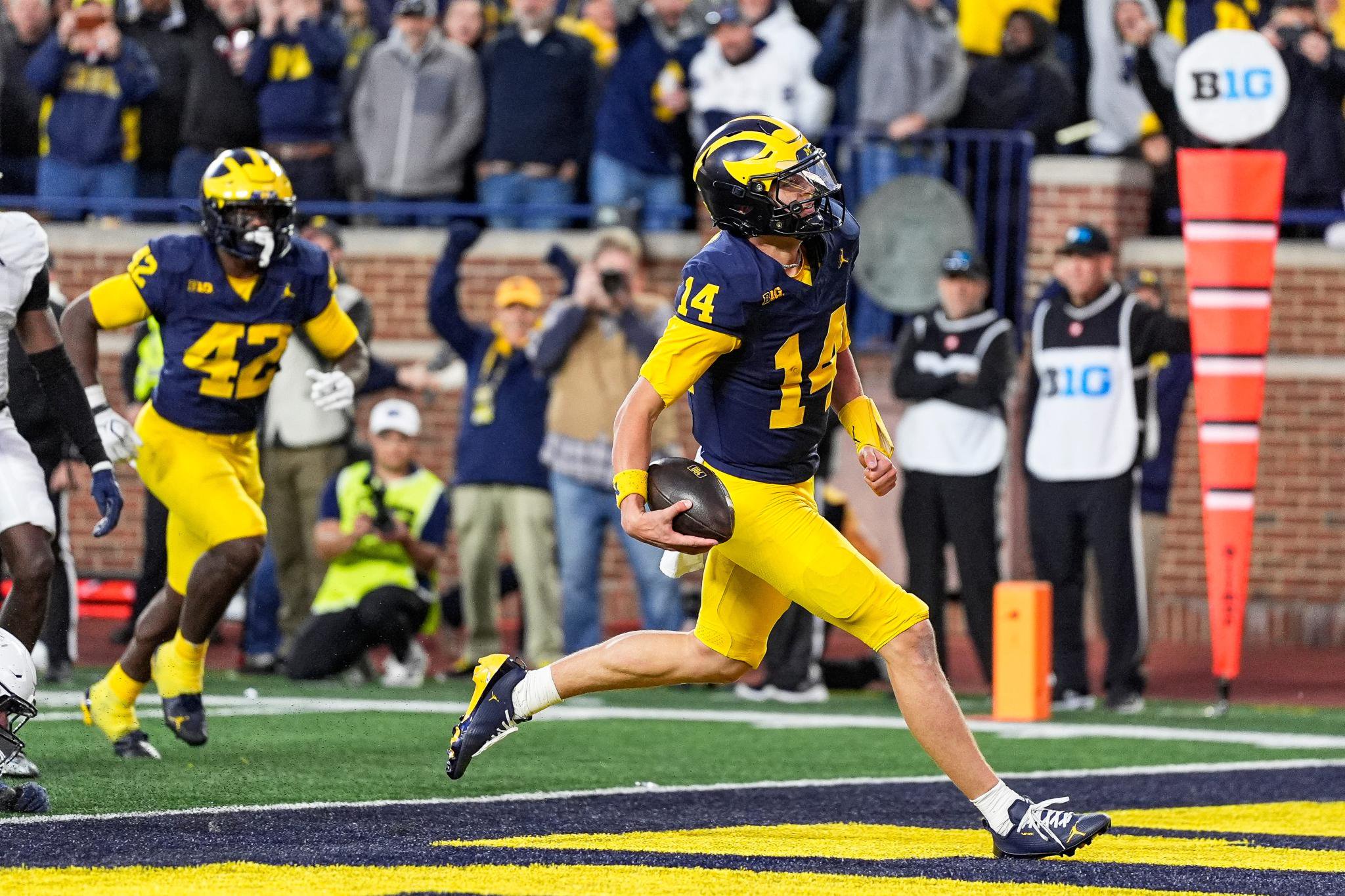 Michigan quarterback Tommy Carr runs into the end zone for a touchdown against Penn State.