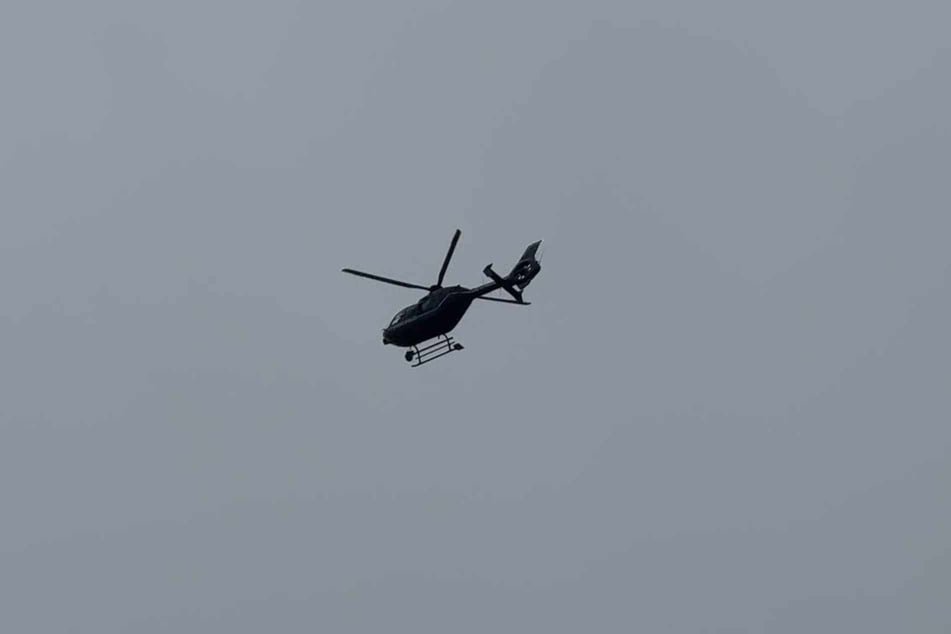 Ein Polizeihubschrauber beobachtet die Lage aus der Luft.