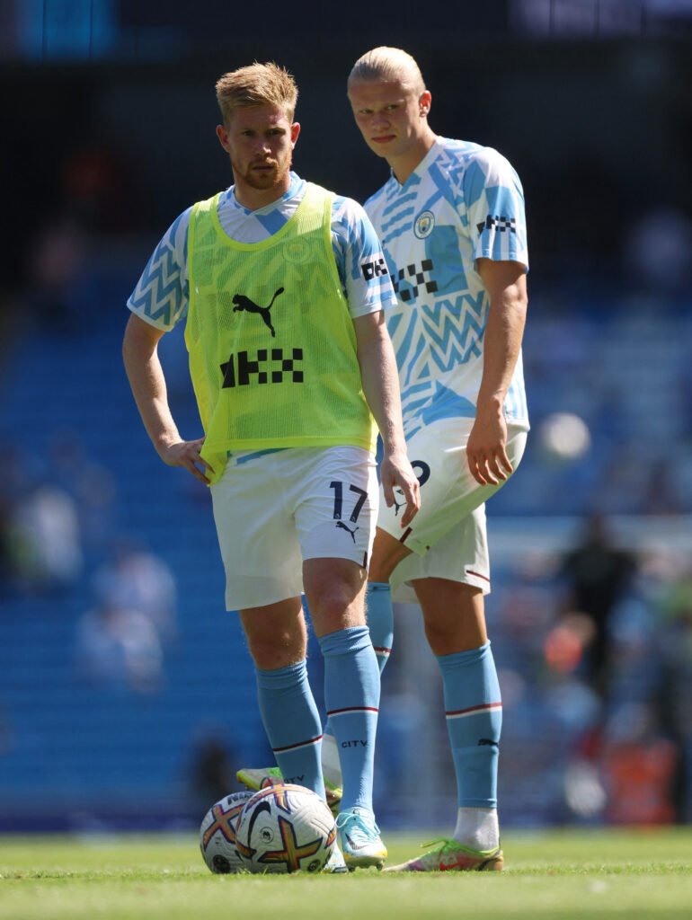 Man City's De Bruyne warming up.